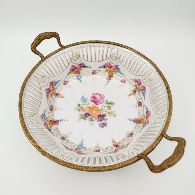 купить Блюдо (сухарница) с прорезным бортом, украшенное изображением цветов, фарфор, деколь, золочение, сплав металлов, Западная Европа, 1970-1990 гг.