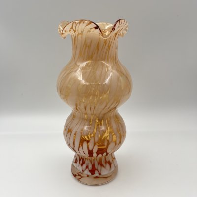 купить Ваза оригинальной формы с белыми вкраплениямм, автор В.В. Ежов (?), цветное стекло, гутная техника, Завод «Красный Гигант», СССР, 1980-1990 гг.