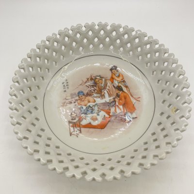 купить Тарелка с ажурным бортом и изображением жанровой сцены, фарфор, печать, Китай, 1960-1990 гг.