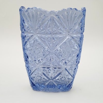 купить Ваза для небольшого букета сиренево-голубого оттенка с резным декором, стекло, резьба, СССР, 1970-1990 гг.