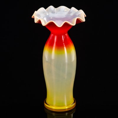 купить Ваза "Калинка" с фестончатым краем, автор Кучинская Людмила Александровна, стекло, сульфидно-цинковое, гутная техника, Стекольный завод «Красный май», СССР, 1960-1970 гг.