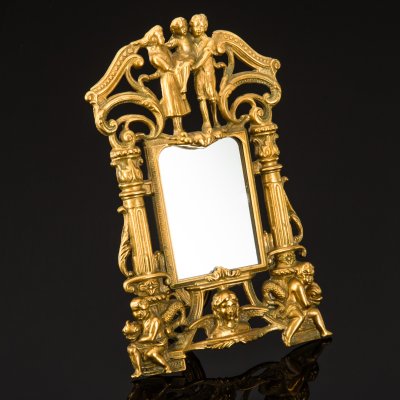 купить Зеркало настольное в фигурной прорезной раме, увенчанное изображением семьи, металл, зеркало, Западная Европа, 1980-1990 гг.