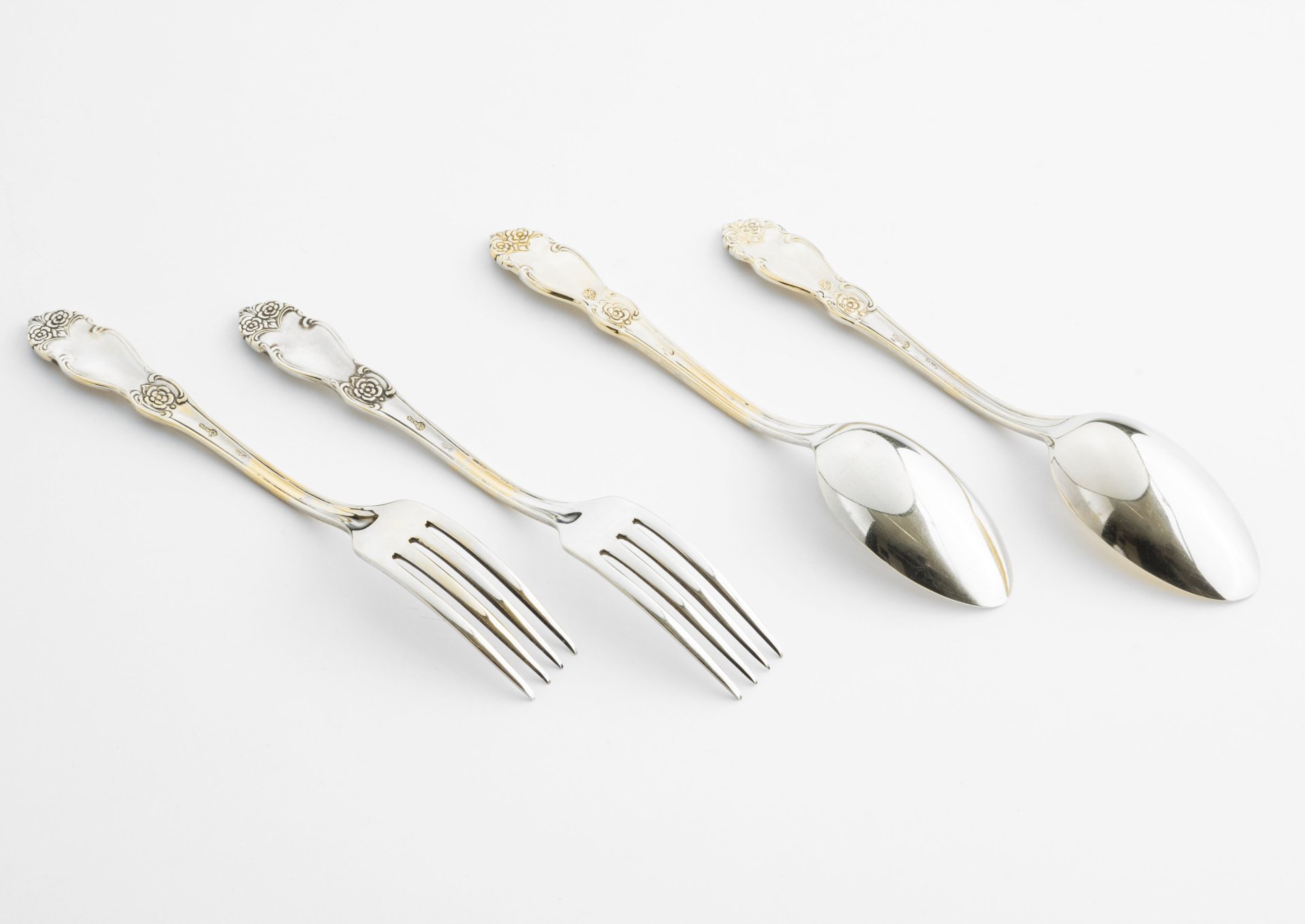 есть серебряными приборами