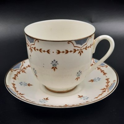 купить Пара кофейная с нежным растительным декором (автор формы "Ландыш" Э.М. Криммер), фарфор, деколь, золочение, Ленинградский фарфоровый завод (ЛФЗ), СССР, 1970-1992 гг.