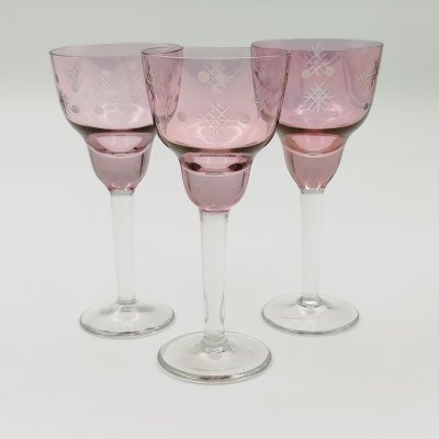 купить Набор рюмок розового оттенка, на 3 персоны, стекло, резьба, СССР, 1970-1990 гг.