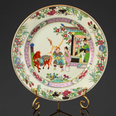 Купить Тарелка в стиле шинуазри "Сцены жизни императорского двора", выполненная в гамме "розового семейства" (famille rose), фарфор, роспись эмалевыми красками, золочение, Китай, 1950-1960 гг.