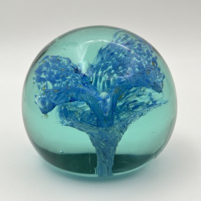 купить Пресс-папье в форме шара с декором в виде голубого цветка внутри, цветное стекло, Европа, 1980-2000 гг.