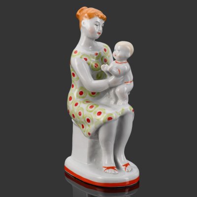купить Статуэтка "Материнство" ("Ладушки"), автор Г. С. Столбова, фарфор, роспись, Ленинградский фарфоровый завод (ЛФЗ), СССР, 1960-1970 гг.