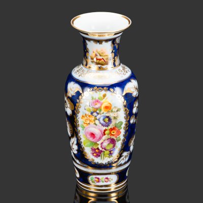 купить Ваза, украшенная изображением букетов цветов в картушах с золотистым флоральным декором на кобальтовом фоне, фарфор, роспись, золочение, Франция, 1880-1900 гг.