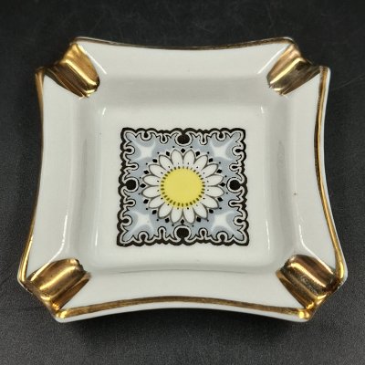 купить Пепельница миниатюрная квадратной формы с цветочным мотивом, фарфор, деколь, золочение, Рижский фарфорово-фаянсовый завод, СССР, 1970-1980 гг.