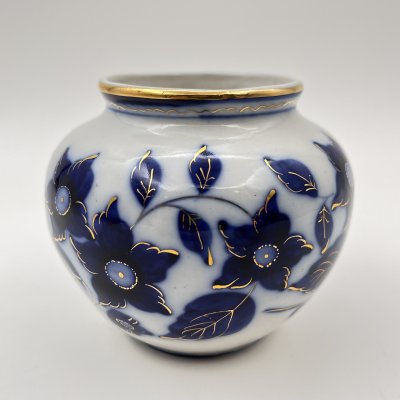 купить Ваза миниатюрная с цветочным декором кобальтового оттенка, фарфор, роспись, золочение, Турыгинский фарфоровый завод артели «Художественная керамика» (Гжель), СССР, 1940-1950 гг.