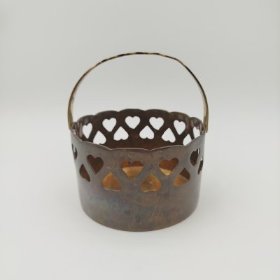 купить Декоративная корзинка (мелочница) с прорезным декором в виде сердец, металл, Индия, 1980-2000 гг.