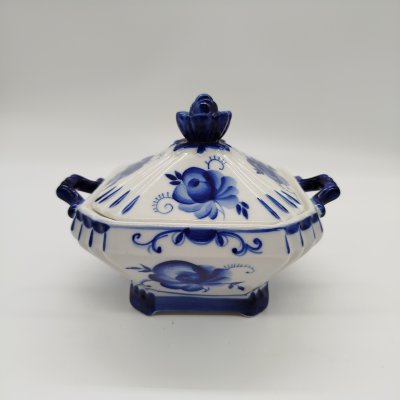 купить Сахарница (шкатулка), декорированная цветочным декором, фарфор, роспись, Объединение «Гжель», СССР, 1972-1985 гг.