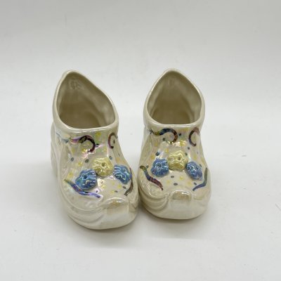 купить Набор из 2 статуэток "Башмачки", керамика, люстр, Кисловодский художественный промкомбинат (КХПК), Россия, 1980-2000 гг.