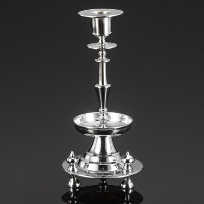 купить Подсвечник для одной свечи на фигурной двухъярусной подставке с тремя ножками, металл, литье, никелировка, Фабрика Юдина, Российская империя, 1890-1917 гг.