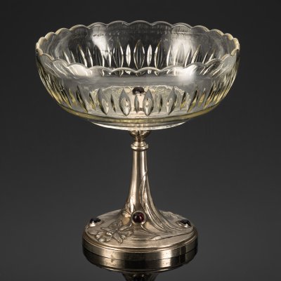 купить Фруктовница в стиле модерн на высокой ножке с рельефным декором в виде ирисов и рубиновыми кабошонами, металл, стекло, резьба, Западная Европа, 1900-1930 гг.