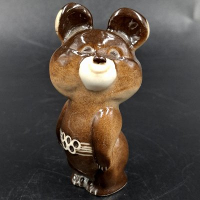 купить Статуэтка "Олимпийский мишка" (малый), скульптор П.П. Веселов, фарфор, аэрография, Ленинградский фарфоровый завод (ЛФЗ), СССР, 1980 г.