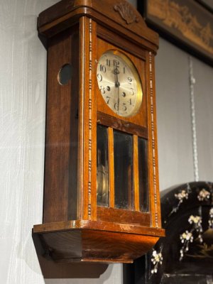 купить Часы настенные в расстеклованном корпусе с фигурным навершием, "Alfred Hoffmann", дерево, резьба, металл, стекло, Польша, 1900-1930 гг.