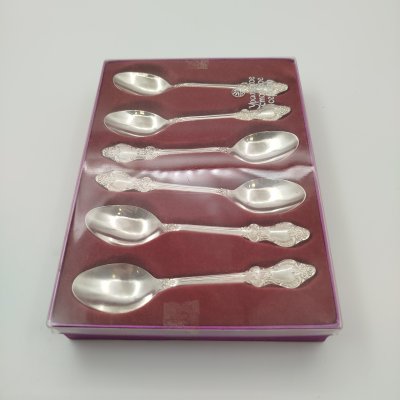 купить Набор из 6-ти чайных ложек с растительным декором в подарочной упаковке, мНЦ (медь-никель-цинк), картон, Режевский механический завод (РМ), СССР, 1992 г.