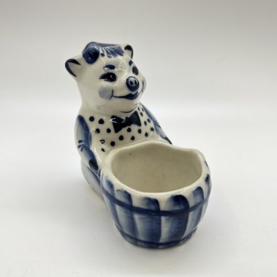 купить Пашотница (подставка для яйца) (солонка) "Поросенок с корытом", Гжель, фарфор, роспись, Россия, 2000-2010 гг.