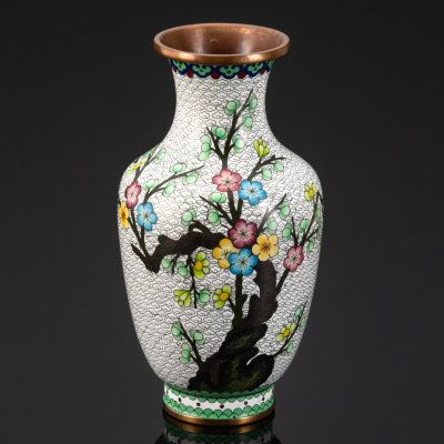 купить Ваза, украшенная цветущей сакурой на белом облачном фоне, латунь, перегородчатая эмаль (клуазоне), Китай, 1970-1990 гг.