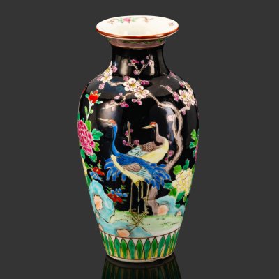 купить Ваза в стиле шинуазри "цветы и птицы" с изображением журавлей, цветущей вишни и пионов на черном фоне, фарфор, роспись эмалевыми красками, Китай, 1960-1980 гг.