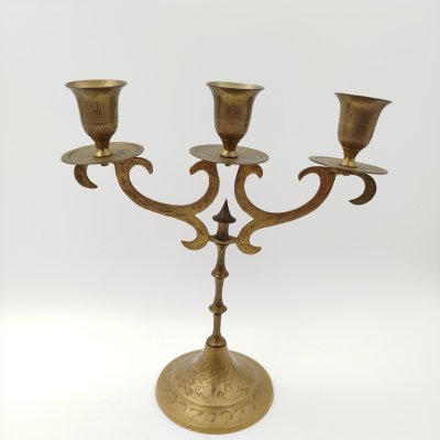 купить Подсвечник на три свечи, украшенный растительным декором, латунь, резьба, Индия, 1970-1990 гг.