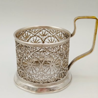 купить Подстаканник с ажурным цветочным декором, металл, скань, Мстерская художественная фабрика «Ювелир», СССР, 1957 г.