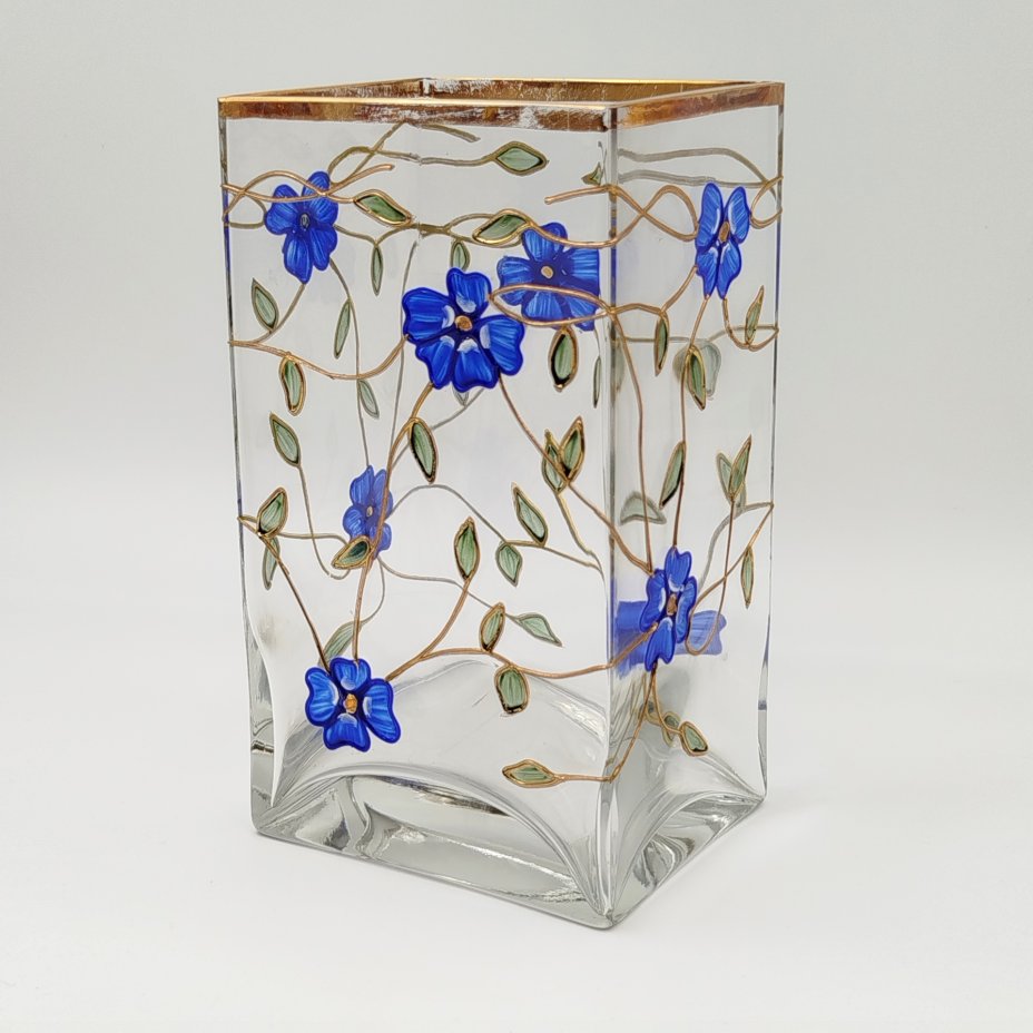 Купить Ваза прямоугольной формы, украшенная цветочным декором, стекло, роспись, золочение, Западная Европа, 1990-2010 гг.