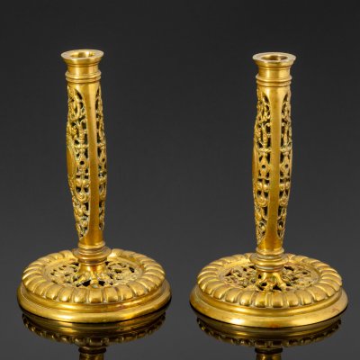 купить Парные подсвечники в виде колонн, на круглом основании, с растительным орнаментом, бронза, Европа, 1950-1960 гг.