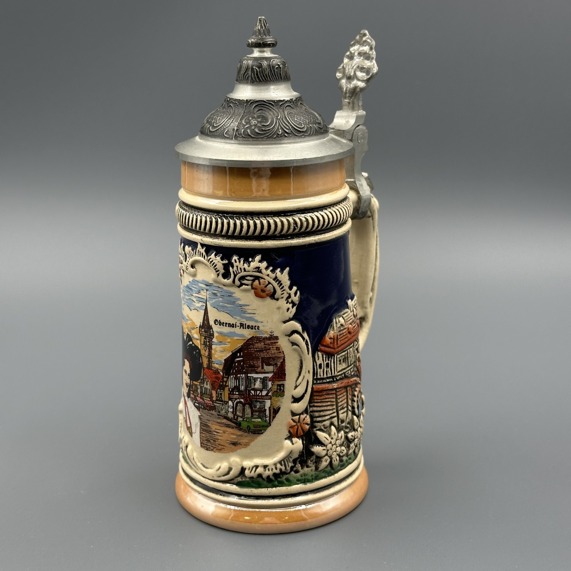 Кружка пивная сувенирная, с крышкой, украшена изображением города ...