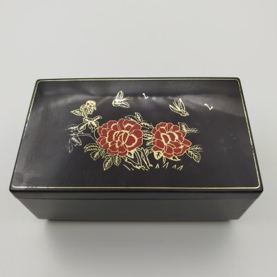 купить Музыкальная шкатулка, украшенная декором в азиатском стиле, с "танцующими" лебедями, пластик, стекло, печать, золочение, Азия, 1980-1990 гг.