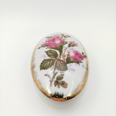 купить Шкатулка овальной формы с декором в виде роз, фарфор, деколь, золочение, Европа, 1980-2000 гг.