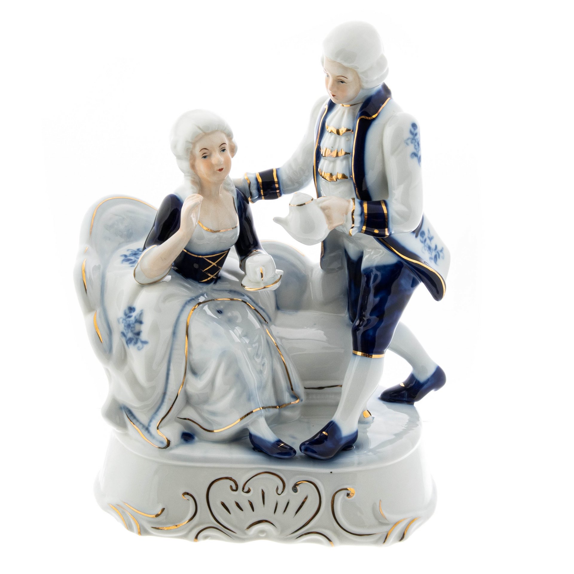 статуэтки кавалер. фарфоровая статуэтка кавалер с цветком. статуэтка кавалер фото. статуэтка кавалер фарфор. глиняная статуэтка кавалер.