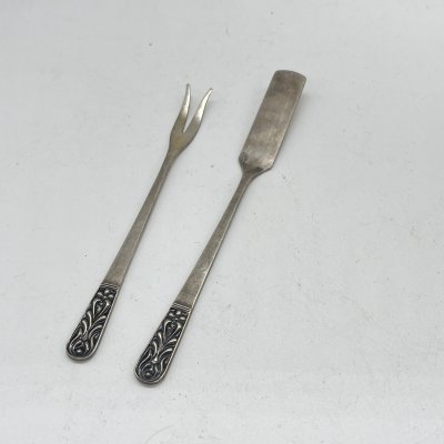 купить Набор из двух предметов (лопатка для горчицы и вилка двузубая) с цветочным декором, мельхиор (медь-никель), Красносельская ювелирная фабрика, СССР, 1960 г.