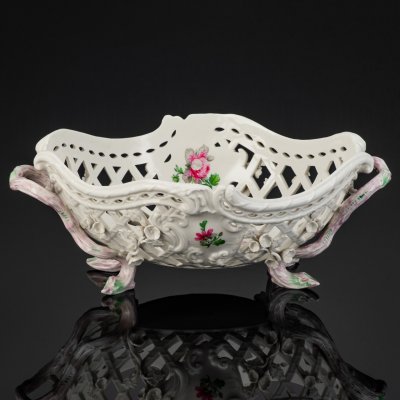 купить Фруктовница ажурная с рельефным декором из растительных мотивов и с цветочными композициями, фарфор, роспись, KPM (Königliche Porzellan-Manufaktur), Германия, 1832-1892 гг.