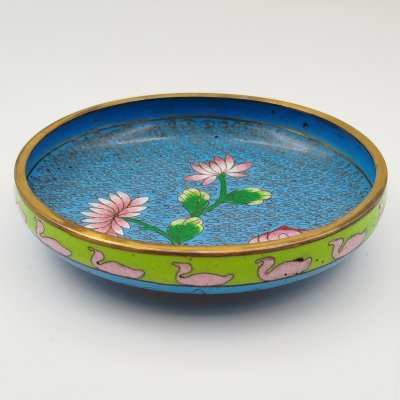 купить Тарелочка (мелочница) с цветочным декором на голубом облачном фоне и изображением птиц вдоль борта, латунь, перегородчатые эмали (клуазоне), Китай, 1950-1960 гг.