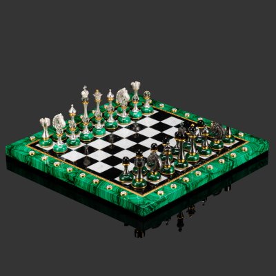 купить Шахматы в подарочном кофре, автор А. Толстянкин, Камнерезная мастерская "Карандаев", бронза, литье, малахит, долерит, мрамор, Российская Федерация, 2025 г.