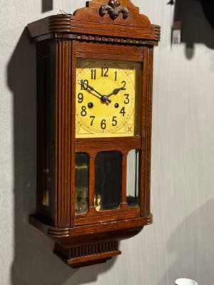 купить Часы настенные с боем в корпусе с фигурным навершием, Hamburg-Amerikanische Uhrenfabrik (HAU), дерево, резьба, металл, стекло, Германия, 1900-1920 гг.