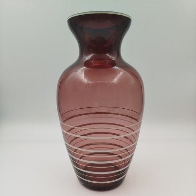 купить Ваза марганцевого оттенка, украшенная белыми параллельными полосами, цветное стекло, роспись, СССР, 1950-1970 гг.