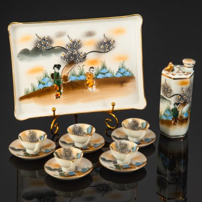 купить Набор для подачи саке на 5 персон, украшенный сценой прогулки в саду (поднос, штоф, 5 рюмок, 5 блюдец), фарфор, роспись, золочение, Япония, 1960-1980 гг.