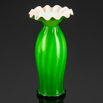 купить Ваза "Калинка" зеленого оттенка с фестончатым краем, автор Кучинская Людмила Александровна, стекло, (сульфидное), гутная техника, Стекольный завод «Красный май», СССР, 1960-1970 гг.