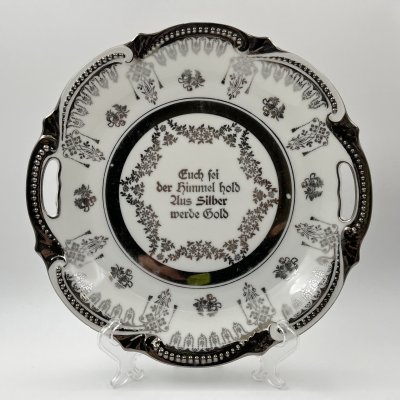 купить [Подарок на серебряную свадьбу] Блюдо с ручками "Euch sei der Himmel hold Aus Silber werde Gold" ("Да будут к вам милостивы небеса от серебра до золота"), фарфор, серебрение, Königszelt (Кенигзельт), Германия, 1922-1930 гг.
