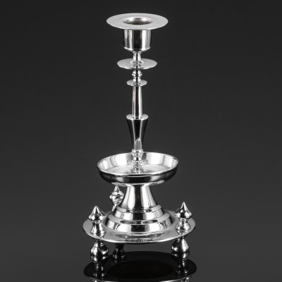 купить Подсвечник для одной свечи на фигурной двухъярусной подставке с тремя ножками, металл, литье, никелировка, Фабрика Юдина, Российская империя, 1890-1917 гг.