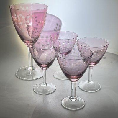 купить Набор из 4 рюмок и фужера с декором в виде одуванчиков, стекло, гравировка, СССР, 1960-1970 гг.