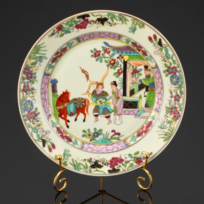 купить Тарелка в стиле шинуазри "Сцены жизни императорского двора", выполненная в гамме "розового семейства" (famille rose), фарфор, роспись эмалевыми красками, золочение, Китай, 1950-1960 гг.