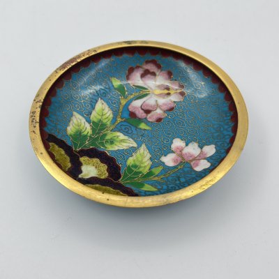 купить Розетка с цветочным декором на бирюзовом облачном фоне с красной каймой, выполненная в технике клуазоне, латунь, перегородчатая эмаль, Китай, 1950-1980 гг.