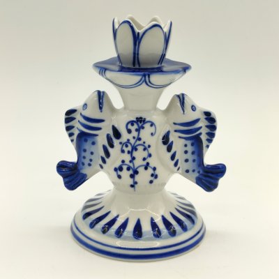 купить Подсвечник на одну свечу, украшенный рельефным декором в виде рыб, фарфор, роспись, Объединение «Гжель», СССР, 1972-1985 гг.