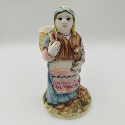 купить Статуэтка " Девушка с корзиной" ("По грибы, по ягоды"), автор Г. В. Драчёва, г. Псков, фаянс, роспись, Российская Федерация, 2011 г.