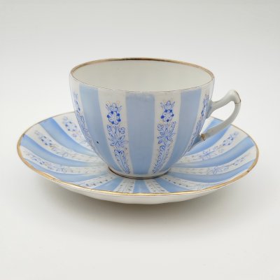 купить Пара чайная, украшенная цветочным декором, форма "Плаховская", автор формы К.В. Плахов, автор росписи П.В. Леонов, фарфор, роспись, крытье, золочение, Дулевский фарфоровый завод (Дулёво), СССР, 1950 г.